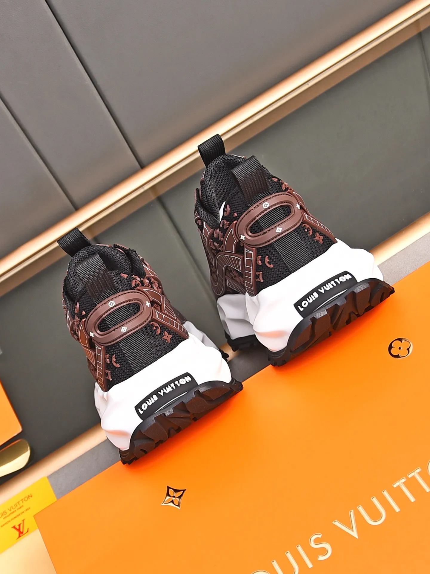 Men's shoes 💰580 📛📛【LOUIS VUITTON】Louis Vuitton 2024 new products👟Milan fashion catwalk style🇰🇾🇰🇾LV family logo, big-name style, a must-have for fashionistas⚠️Imported mesh with high-tech glue technology➕Cow leather➕Breathable mesh lining➕Genuine leather feet➕Special foam outsole👞Number 38-44 (45 46 custom-made)